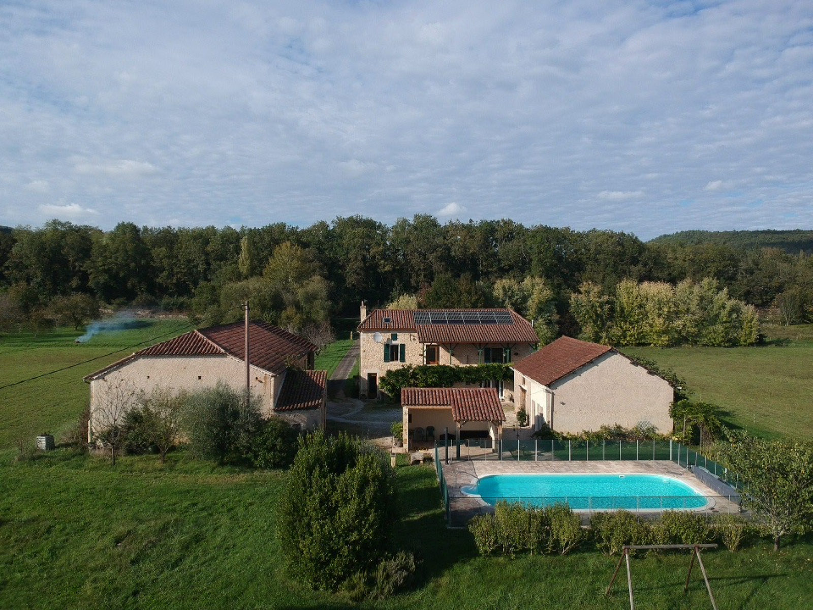 SUPERBE PROPRIETE EN PIERRE AVEC PISCINE ET DEPENDANCES SUR UN TERRAIN DE 5 HA 39 A 50 CA. SITUATION AU BORD